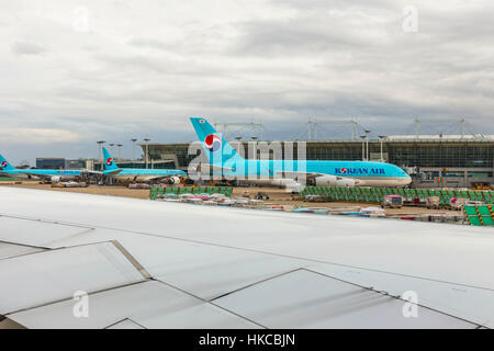 Incheon International Airport mit einem Airbus A380-800 in den Vordergrund, zusammen mit anderen Flugzeugen der Korean Airways Flotte Stockfoto