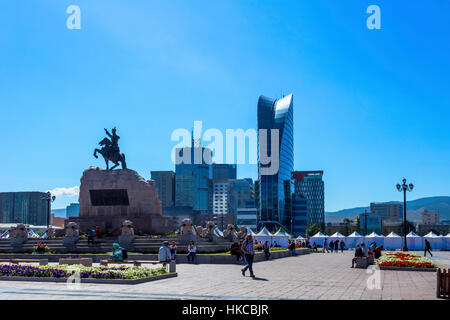 Der Chingis Khaan Square, Im Zentrum Von Ulaanbaatar, Ist Ein Gebiet, Das Von Bewohnern Und Besuchern Gleichermaßen Gut Genutzt Wird. Eine Statue für den Helden Damdin Sukhbaatar ... Stockfoto