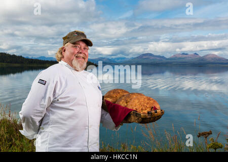 Tikchik Narrows Lodge Chef, Matt Spence, hält Einen Korb mit frisch gebackenem Brot am Ufer des Tikchik Lake, Wood-Tikchik State Park, Southwest A... Stockfoto