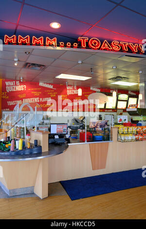 Quiznos Sub Fast-Food Chain Store Franchise-Interieur, Zähler mit keine Kunden und kein Begleiter und ein beleuchteter Neon unterzeichnen in St. Thomas, Ontario, Kanada. Stockfoto