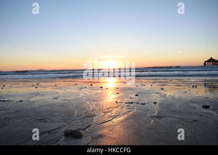 Sonnenuntergang am Imperial Beach, San Diego, Kalifornien. Niedrigen Winkel gedreht auf Sand. Stockfoto