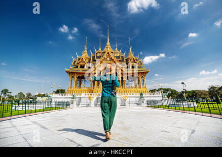 Frau in Hut und grün geprüft mit Foto-Kamera zu der Ananta Samakhom Throne Hall in Thai Royal Dusit Palast, Bangkok, Thailand Stockfoto