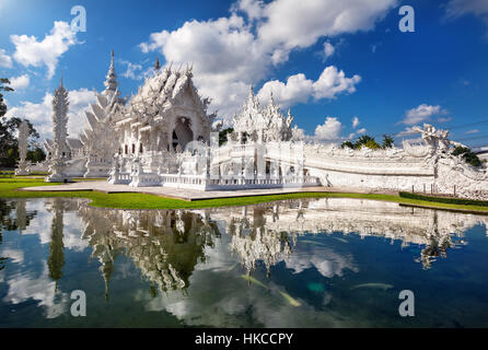 Wat Rong Khun The White Temple und Teich mit Fischen in Chiang Rai, Thailand Stockfoto