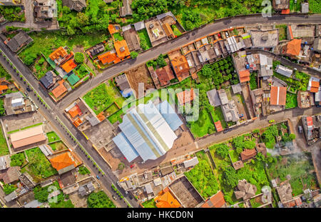 Großer Höhe Drohne Schuss von Banos De Agua Santa, Latin American City, Provinz Tungurahua, Südamerika Stockfoto