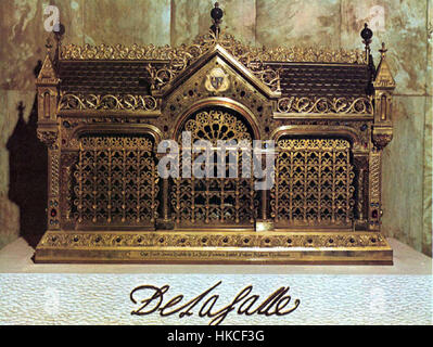 Dieses Kunstwerk zeigt Reliquien des Heiligen Johannes Baptist de la Salle, Gründer des Instituts der Brüder der christlichen Schulen. Das Stück spiegelt seine religiöse Bedeutung und sein Vermächtnis in der Bildung und im religiösen Leben wider. Stockfoto