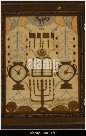 Die Mizrah Shiviti ist ein traditionelles jüdisches Kunstwerk, das oft in Häusern oder Synagogen ausgestellt wird. Es kombiniert hebräischen Text, geometrische Muster und symbolische Bilder, die sich typischerweise auf den Vers aus Psalmen konzentrieren: „Möge seine Gegenwart in unserer Mitte wohnen“. Dieses Stück spiegelt die spirituelle Verbindung und das künstlerische Erbe der jüdischen Kultur wider. Stockfoto