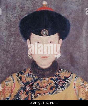 Das Porträt der Kaiserin XiaoXian zeigt die königliche Kleidung und den würdevollen Ausdruck der Kaiserin der Qing-Dynastie. Das Gemälde ist ein historisches Beispiel kaiserlicher Porträts aus China, das die königliche Kunst und kulturelle Bedeutung der Zeit widerspiegelt. Stockfoto