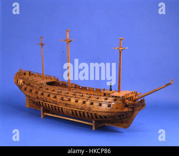 Das Gemälde Wasa 1778 zeigt das berühmte schwedische Kriegsschiff Vasa, das 1628 auf seiner Jungfernfahrt sank. Das Kunstwerk fängt die Pracht und das tragische Schicksal des Schiffes ein, das nach wie vor ein wichtiges historisches Artefakt Schwedens ist. Stockfoto