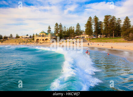 Eine große Welle bricht am Cottesloe Beach in Perth, Western Australia Stockfoto