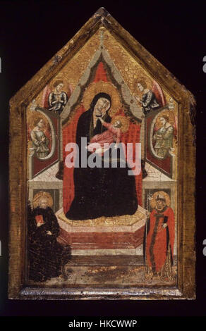 *Jungfrau und Kind thront mit den Heiligen Benedikt und Donato und vier Engeln* ist ein italienisches Gemälde im Brooklyn Museum. Das Kunstwerk zeigt die Jungfrau Maria mit dem Christkind, begleitet von Heiligen und Engeln. Es spiegelt die heiligen Traditionen der italienischen Renaissance-Kunst wider, mit feinen Details und hingebungsvoller Symbolik. Stockfoto