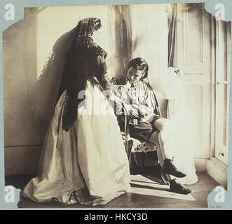 Diese Fotografie von Clementina Hawarden, die Clementina Maude und Isabella im Jahr 1861 fotografierte, bietet einen Einblick in viktorianische Porträts. Das Bild zeigt die Mode- und Kulturtrends dieser Zeit. Stockfoto