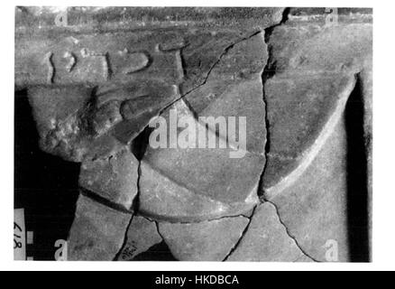 Dieses Kunstwerk zeigt eine Nahaufnahme der „Hand Gottes“ von der antiken Stätte Susiya. Das Bild unterstreicht die detailreiche Handwerkskunst und die symbolische religiöse Bedeutung dieses antiken Stücks. Stockfoto