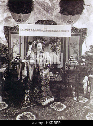 Die Qing Dynastie Cixi Imperial Kaiserinwitwe von China auf Thron 2 Stockfoto