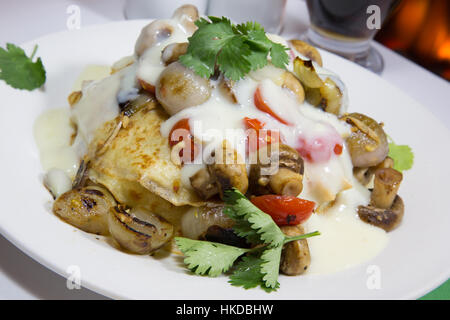 Eine Kneipe/Restaurant Speise gestapelt Crepes aus Menü "Vegan". Stockfoto