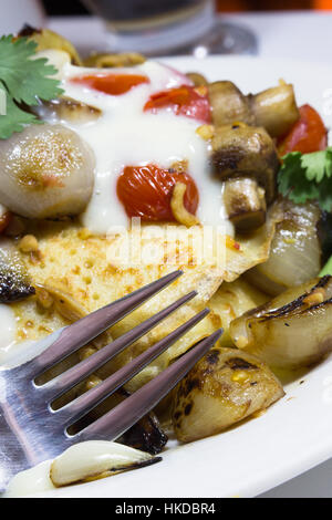 Eine Kneipe/Restaurant Speise gestapelt Crepes aus Menü "Vegan". Stockfoto