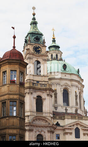 Farbige Dächer der alten Gebäude in Europa Stockfoto