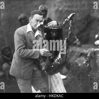 Dieses historische Bild zeigt Woolley, der eine gehärtete Gipsform einer alten Leier hält. Die Form wurde im Rahmen archäologischer Bemühungen geschaffen, antike Musikinstrumente aus Mesopotamien zu erhalten und zu studieren. Stockfoto