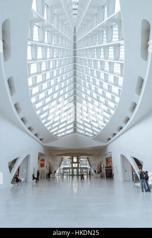 Innenhof und Oberlicht des Milwaukee Art Museum, entworfen von Santiago Calatrava. Stockfoto