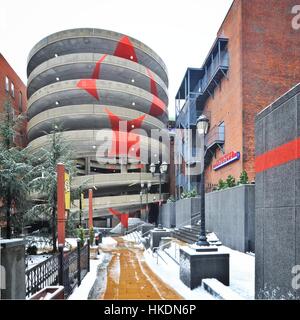 Felice Varini Installation mit dem Titel "Quadrat mit vier Kreisen' auf die spiralförmige Rampe eines Parkhauses gemalt. Stockfoto