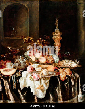 *A Bankquet still Life with Roses* von Abraham van Beyeren ist ein Stillleben-Gemälde aus dem 17. Jahrhundert mit luxuriösem Bankett. Die Komposition umfasst reiche Details von Blumen, feinem Glas und kunstvollem Geschirr und zeigt die Expertise des Künstlers in der Darstellung von Texturen und Opulenz. Stockfoto