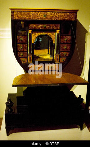 Ein urnenförmiger Sekretär, ein Vintage-Möbel, das sowohl zur Aufbewahrung als auch zum Schreiben entworfen wurde. Dieses elegante Design kombiniert die Funktionalität eines Sekretärpults mit dekorativen Elementen und bietet eine Mischung aus klassischem Stil und Zweckmäßigkeit. Dieses oft aus Holz gefertigte Stück spiegelt europäische Möbeldesigntrends des 18. Oder 19. Jahrhunderts wider. Stockfoto