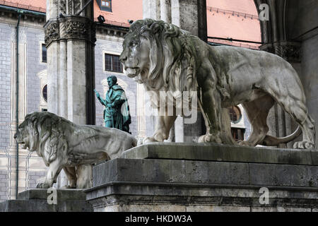 Stein-Löwen und Bronze-Statue von Graf Tilly, Feldherrnhalle, Odeonsplatz, München, Bayern, Deutschland Stockfoto