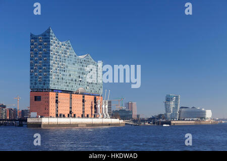 Blick über die Elbe der HafenCity mit Elbphilharmonie, Marco Polo Tower und Unilever-Zentrale, Hamburg, Deutschland Stockfoto