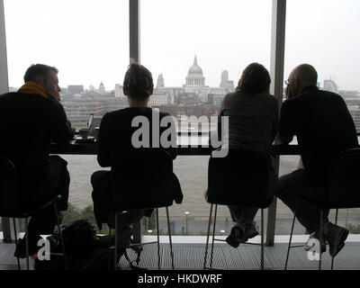 Vitisors im Café des Tate Modern Museum London UK Stockfoto