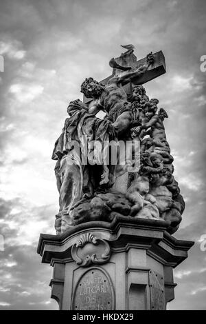 Statue, Kreuzigung, Jesus am Kreuz, Karlsbrücke, Altstadt, Prag, Böhmen, Tschechische Republik Stockfoto