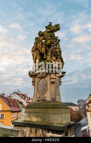 Statue, Kreuzigung, Jesus am Kreuz, Karlsbrücke, Altstadt, Prag, Böhmen, Tschechische Republik Stockfoto