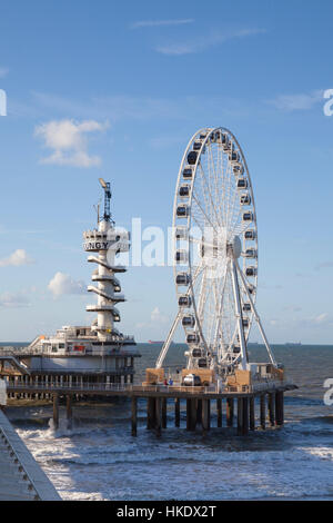 Pier mit Bungee-Turm und Riesenrad, Scheveningen, den Haag, Holland, Niederlande Stockfoto