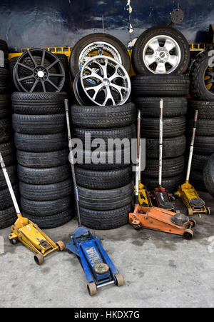 Gestapelten Reifen und Auto-Buchsen, Garage, Provinz Phnom Penh, Kambodscha Stockfoto