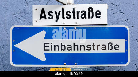 Straßenschilder Asyl Street und Einbahnstraße, Weiden, Bayern, Deutschland Stockfoto