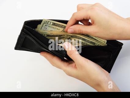 Person, die zwanzig Dollar Geld aus schwarzen Brieftasche Stockfoto
