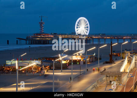 Strandpromenade auf dem Pier in der Nacht, Scheveningen, den Haag, Holland, Niederlande Stockfoto