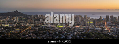 Ein Blick auf Diamond Head und Waikiki in der Abenddämmerung von Tantalus Drive übersehen in Honolulu. Stockfoto