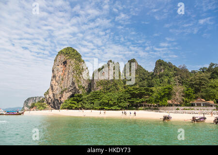 Atemberaubende Landschaft, der Karstgebilde, entlang der Andaman-See in der Nähe von Railay Strand in Krabi im Süden Thailands gemacht Stockfoto