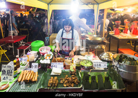 Krabi, Thailand - 20. Dezember 2015: Eine Frau bereitet frische Thai-Küche in der beliebten Nachtmarkt von Krabi in Thailand. Stockfoto