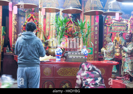 der Altar der Yeung Hau Tempel in Tai O Dorf, Hong Kong Stockfoto