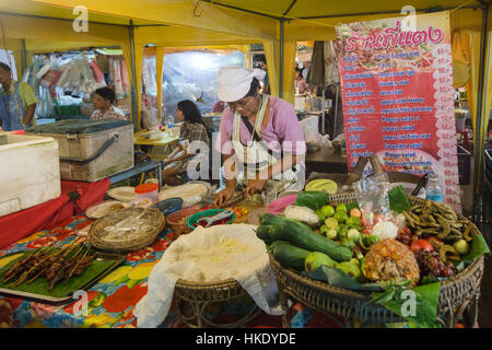 Krabi, Thailand - 20. Dezember 2015: Eine Frau bereitet frische Thai-Stil Salat in der beliebten Nachtmarkt von Krabi in Thailand. Stockfoto