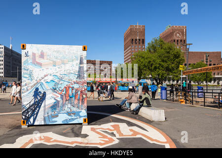 OSLO, Norwegen - 16. Mai 2016: Die Menschen gehen über Oslo Rathaus Vorplatz einige street-Art-Gemälde an einem sonnigen Tag. Stockfoto