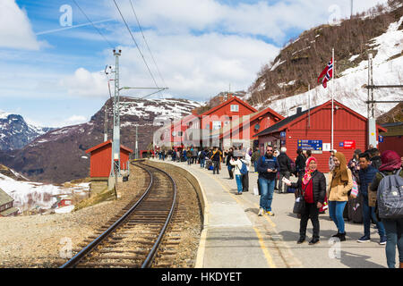 MYRDAL, Norwegen - 17. Mai 2016: Touristen warten am Bahnhof Myrdal für den Zug, der sie nach Flåm, einem Dorf entlang der Fjorde in Norwegen bringen wird. Stockfoto