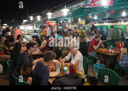 PHU QUOC, VIETNAM - 27. Januar 2016: Viele Gruppe von Touristen Essen vor allem frischen Fisch und Meeresfrüchte in Duong Dong Nachtmarkt in Phu Quoc Insel im Süden Vietnam Stockfoto