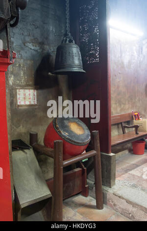 Eine alte Glocke Kwan Tai Tempel in Tai O-Dorf. Hongkong Stockfoto