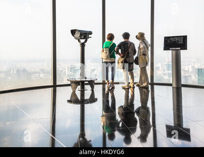 HO-CHI-Minh-Stadt, VIETNAM - 2. Februar 2016: 3 asiatischen weiblichen Touristen genießen Sie die Aussicht über Ho Chi Minh Stadt vom Observatorium in einem Wolkenkratzer der Stadt. Stockfoto