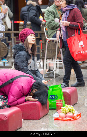 Gläubigen in Sik Sik Yuen Wong Tai Sin Tempel in Hong Kong Stockfoto