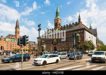 Kopenhagen, Dänemark - 24. Mai 2016: Autos überqueren Sie eine Kreuzung vor dem Rathaus in Dänemark Hauptstadt an einem sonnigen Sommertag. Stockfoto