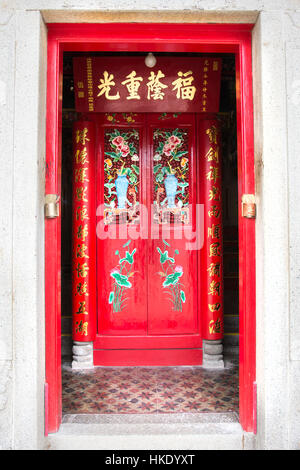 Eingang des Hung Shing Tempel in Tai O Dorf, Hong Kong Stockfoto