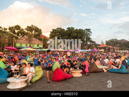 KUTA, Indonesien - 19. Februar 2016: Eine große Schar von Touristen, Indonesisch und Ausländer, genießen Sie den Sonnenuntergang in einer Strandbar am Kuta Beach in Seminyak, Stockfoto