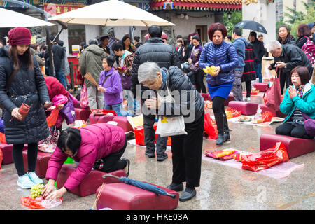 Gläubigen in Sik Sik Yuen Wong Tai Sin Tempel in Hong Kong Stockfoto